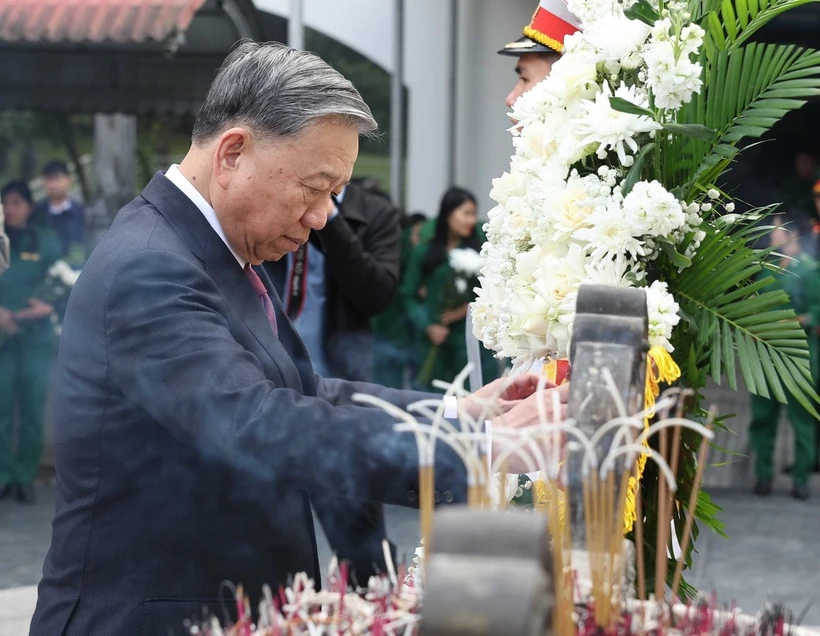 Tổng Bí thư Tô Lâm dâng hương tưởng niệm các Anh hùng liệt sỹ Thanh niên xung phong tại Khu Di tích Ngã ba Đồng Lộc. (Ảnh: Thống Nhất/TTXVN)