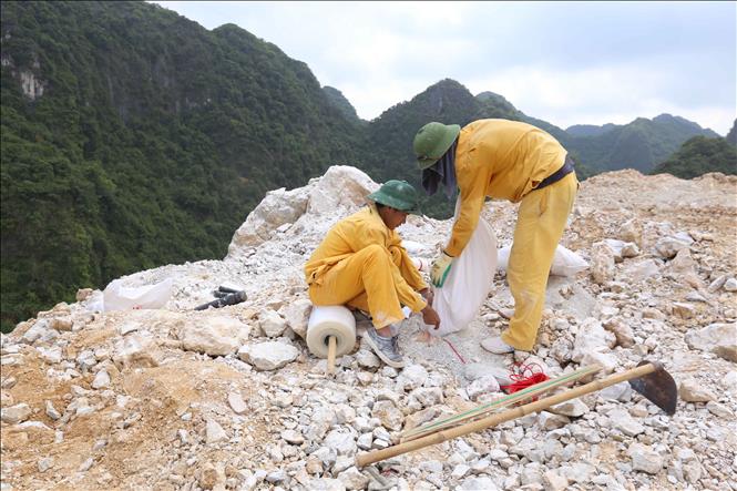 Thi công nạp mìn (Nạp mìn trong bao PP tại khu vực có điều kiện địa chất phức tạp) tại công trường Long Sơn, tỉnh Thanh Hóa. Ảnh tư liệu: Anh Tuấn/TTXVN