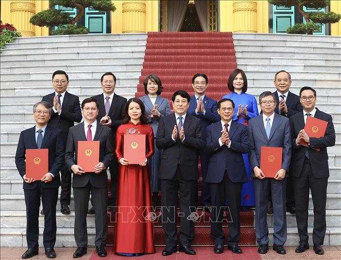 Chủ tịch nước Lương Cường với lãnh đạo và cán bộ Bộ Ngoại giao được phong hàm Đại sứ. Ảnh: Lâm Khánh/TTXVN