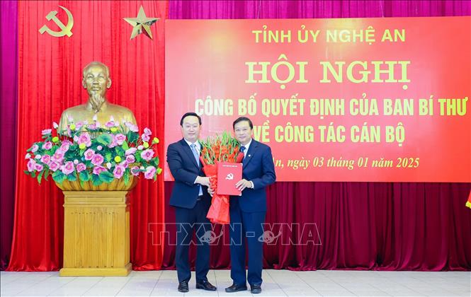 Trao Quyết định chuẩn y Phó Bí thư Tỉnh ủy Nghệ An cho đồng chí Lê Hồng Vinh.