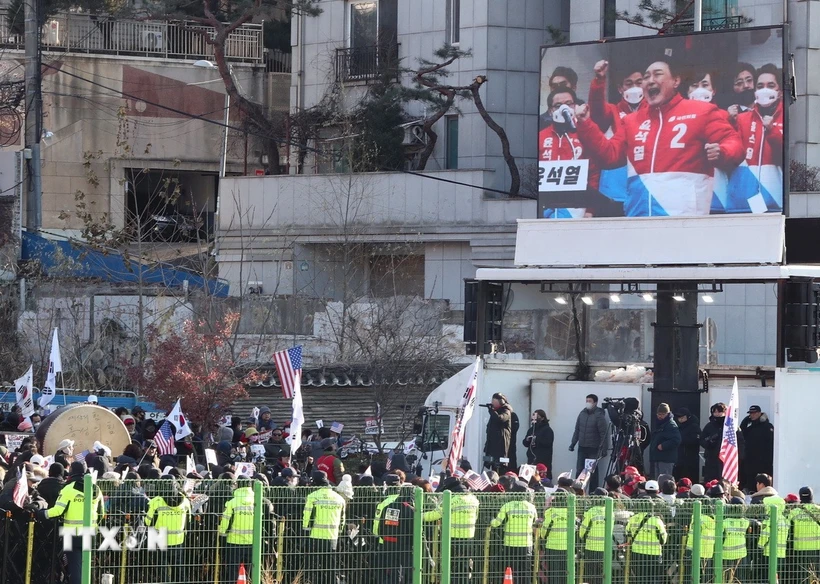 Người biểu tình tập trung gần tư dinh của Tổng thống Hàn Quốc Yoon Suk Yeol tại Seoul ngày 3-1. (Ảnh: THX/TTXVN)