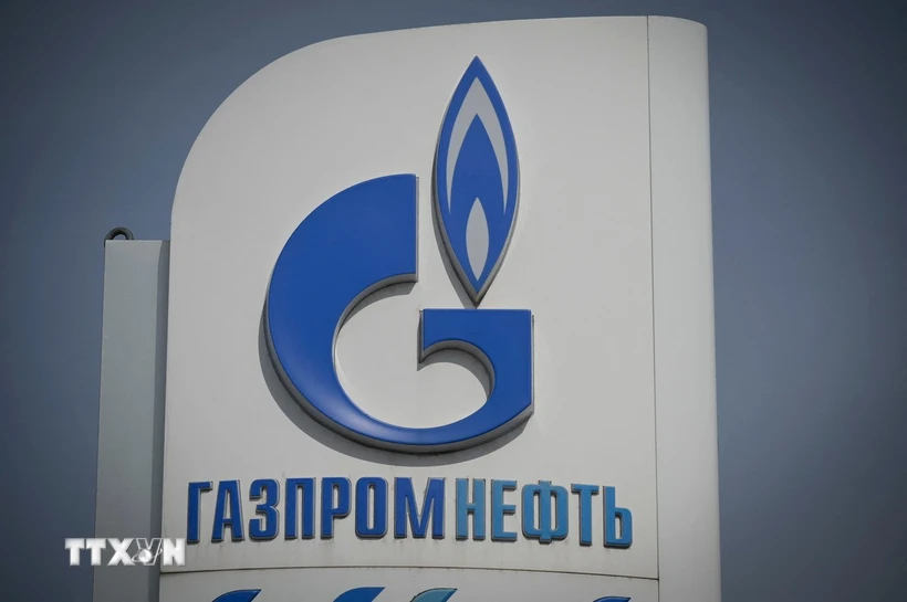 Biểu tượng Tập đoàn khí đốt Gazprom tại một trạm xăng ở Moskva, Nga. (Ảnh: AFP/TTXVN)