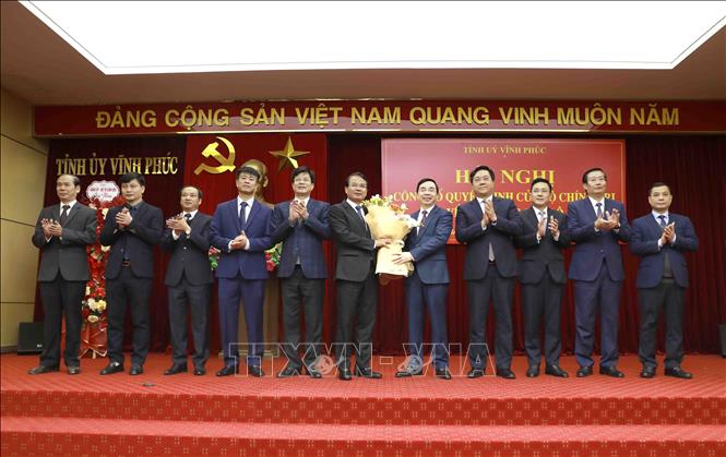 Ban Thường vụ Tỉnh ủy Vĩnh Phúc chúc mừng tân Bí thư Tỉnh ủy Đặng Xuân Phong. Ảnh: Hoàng Hùng/TTXVN