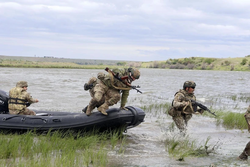 Binh sỹ Ukraine huấn luyện tại khu vực Mykolaiv ngày 14-5-2024. (Ảnh: Kyodo/TTXVN)