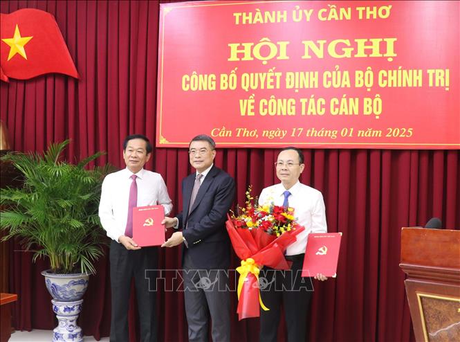 Trưởng Ban Tổ chức Trung ương Lê Minh Hưng trao quyết định cho ông Đỗ Thanh Bình, Ủy viên Trung ương Đảng, Bí thư Tỉnh ủy Kiên Giang giữ chức Bí thư Thành ủy Cần Thơ. 