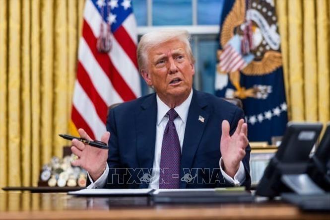 Tân Tổng thống Mỹ Donald Trump ký các sắc lệnh sau lễ nhậm chức tại Washington, DC ngày 20/1/2025. Ảnh: Getty Images/TTXVN