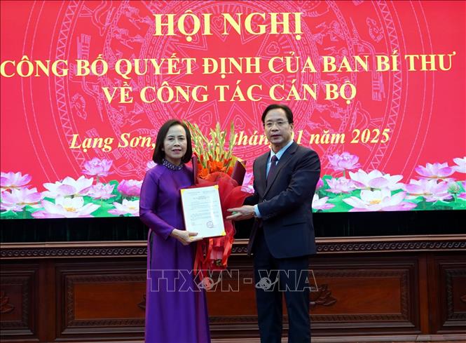 Bí thư Tỉnh ủy Lạng Sơn Hoàng Văn Nghiệm trao Quyết định của Ban Bí thư Trung ương Đảng chuẩn y bà Đoàn Thị Hậu, Chủ tịch HĐND tỉnh giữ chức Phó Bí thư Tỉnh ủy Lạng Sơn, nhiệm kỳ 2020 - 2025.