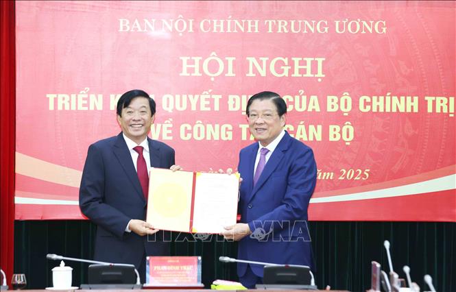 Trưởng Ban Nội chính Trung ương Phan Đình Trạc trao Quyết định của Bộ Chính trị cho đồng chí Bùi Văn Nghiêm. Ảnh: Phương Hoa/TTXVN