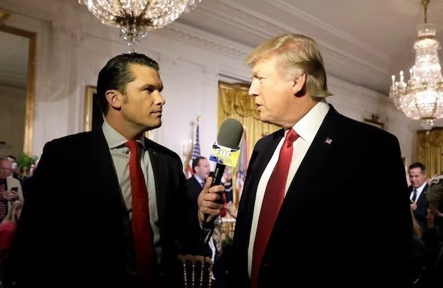 Ông Pete Hegseth (trái), người dẫn chương trình trên kênh Fox News, phỏng vấn ông Donald Trump, lúc đang là Tổng thống Mỹ, tại Washington ngày 6-4-2017. (Ảnh: Reuters/TTXVN)