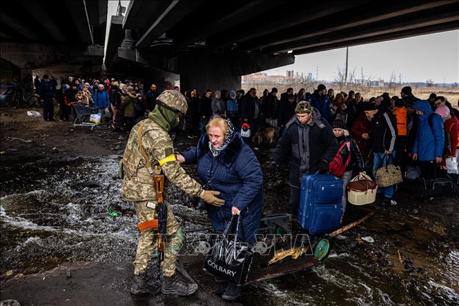 Người dân Ukraine sơ tán khỏi vùng chiến sự. Ảnh: AFP/TTXVN