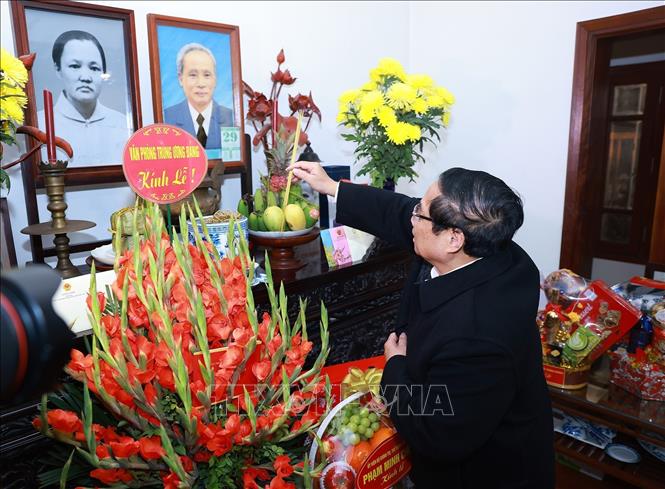 Thủ tướng Phạm Minh Chính dâng hương tưởng nhớ Thủ tướng Phạm Văn Đồng. Ảnh: Dương Giang/TTXVN