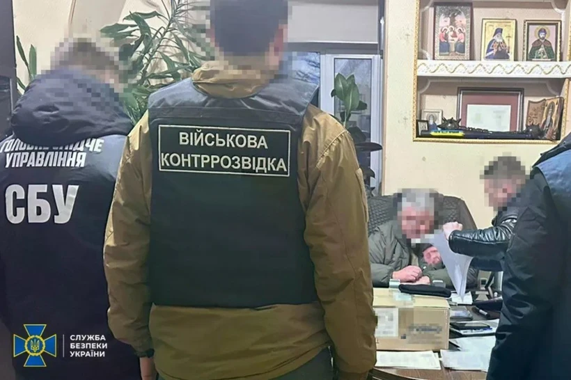 Ukraine bắt giữ sỹ quan quân đội "biển thủ" thiết bị trị giá 95.000 USD Cơ quan an ninh Ukraine bắt giữ một nhân vật trong lực lượng vũ trang vì nghi ngờ làm giàu bất hợp pháp, trong bức ảnh công bố ngày 21-1-2025. (Nguồn: The Kyiv Independent)