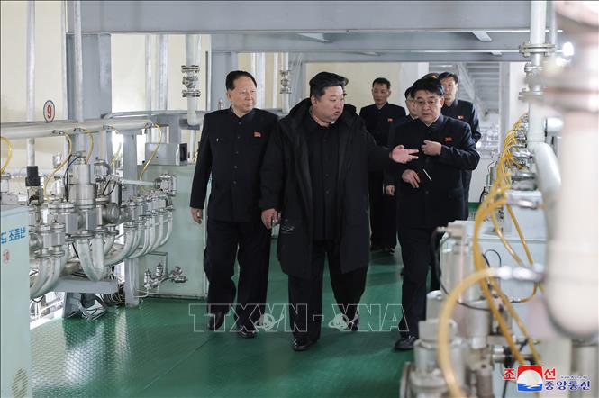 Nhà lãnh đạo Triều Tiên Kim Jong Un thị sát một cơ sở sản xuất vật liệu hạt nhân ngày 29-1-2025. Ảnh: KCNA/TTXVN