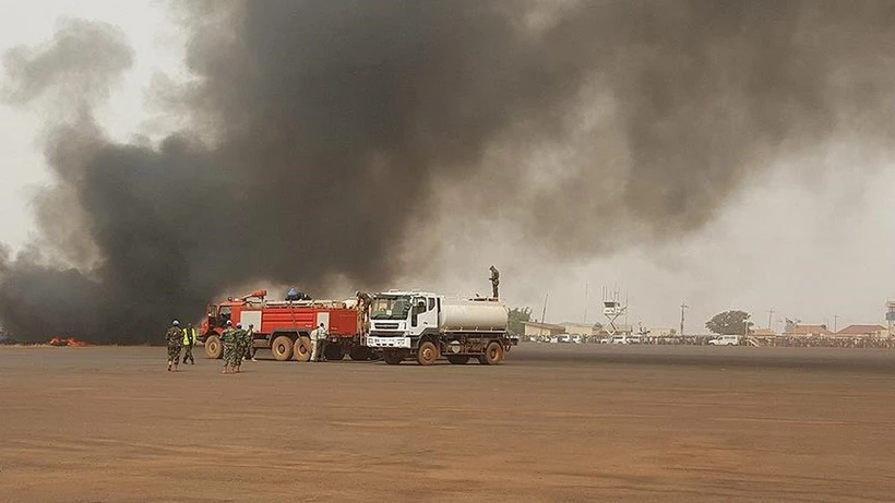 Hiện trường vụ rơi máy bay tại Nam Sudan. (Ảnh: AA)