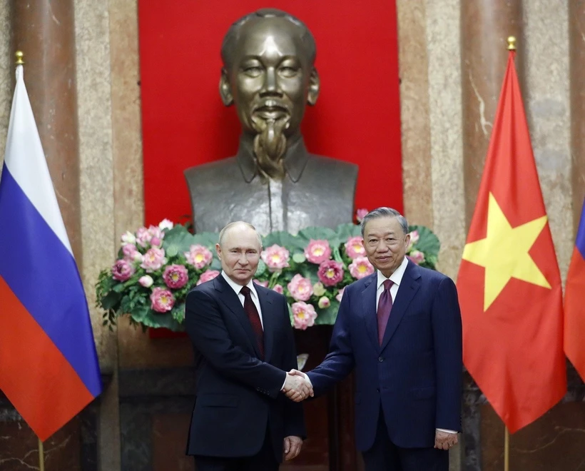 Tổng Bí thư Tô Lâm và Tổng thống Liên bang Nga Vladimir Putin chụp ảnh chung. (Ảnh: Nhan Sáng/TTXVN)