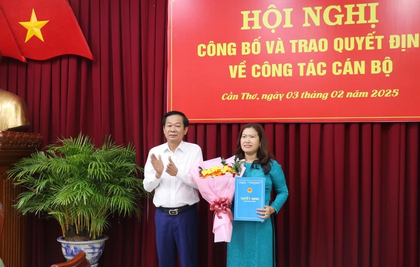 Ông Đỗ Thanh Bình, Ủy viên Trung ương Đảng, Bí thư Thành ủy Cần Thơ trao quyết định của Thủ tướng Chính phủ cho bà Nguyễn Thị Ngọc Điệp. (Ảnh: Ngọc Thiện/TTXVN)