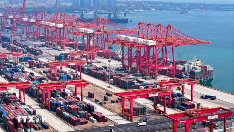 Trung Quốc áp thuế mới đối với hàng hóa Mỹ, cuộc chiến thương mại tiếp tục Quang cảnh cảng hàng hóa tại tỉnh Sơn Đông, Trung Quốc. (Ảnh: THX/TTXVN)