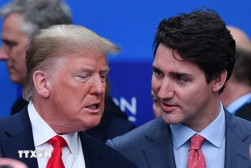 Ông Donald Trump lúc đương chức Tổng thống Mỹ trong cuộc gặp Thủ tướng Canada Justin Trudeau tại Hội nghị thượng đỉnh Tổ chức Hiệp ước Bắc Đại Tây Dương (NATO) ở Watford, Anh ngày 4-12-2019. (Ảnh: Getty Images/TTXVN)