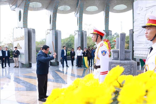 Thủ tướng Phạm Minh Chính dâng hương, dâng hoa tưởng niệm các Anh hùng liệt sĩ tại Nghĩa trang liệt sĩ tỉnh Quảng Nam. Ảnh: Dương Giang/TTXVN