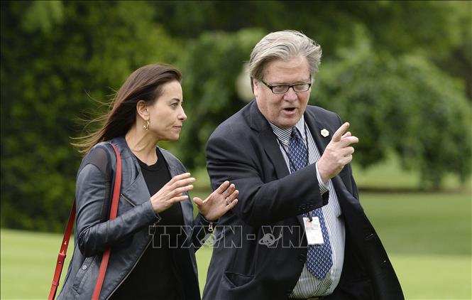 Cựu cố vấn của Tổng thống Mỹ, ông Steve Bannon (phải) rời khỏi trực thăng Không lực 1 tại Nhà Trắng ở Washington DC. Ảnh tư liệu: AFP/TTXVN