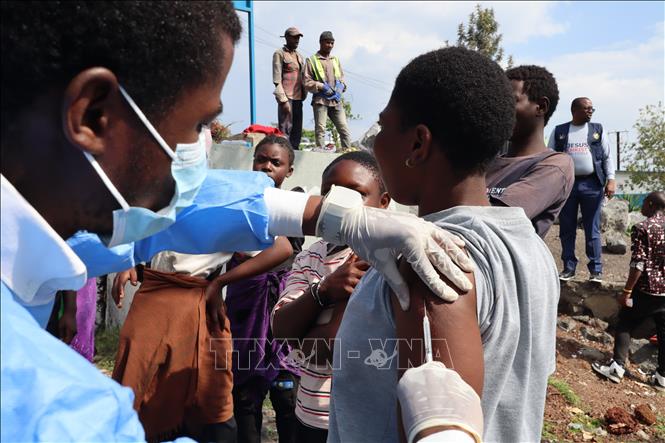 Nhân viên y tế tiêm vaccine phòng bệnh đậu mùa khỉ cho người dân tại tỉnh Bắc Kivu, CHDC Congo ngày 25-10-2024. Ảnh minh họa: THX/TTXVN