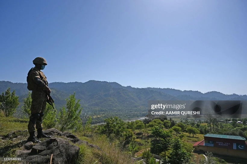 Một người lính Pakistan đứng gác gần Đường kiểm soát, biên giới thực tế giữa Ấn Độ và Pakistan tại làng Salohi, quận Poonch thuộc Kashmir do Pakistan quản lý vào ngày 26-4-2021. (Nguồn: Getty Images)