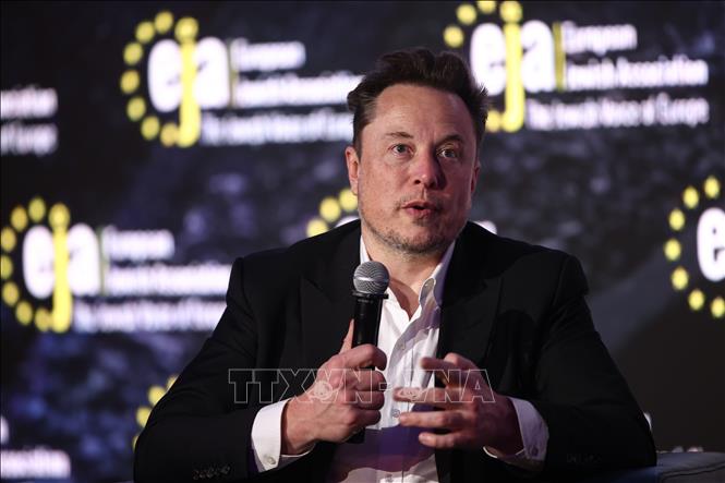 Tỷ phú Elon Musk phát biểu tại một sự kiện ở Krakow, Ba Lan. Ảnh: PAP/TTXVN