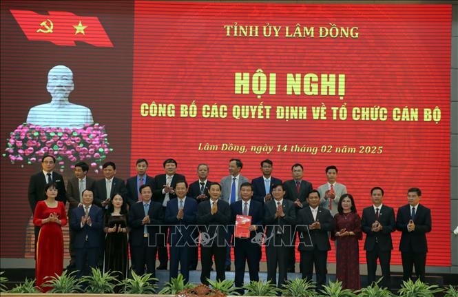 Quyền Bí thư Tỉnh ủy Lâm Đồng Nguyễn Thái Học trao Quyết định thành lập Đảng bộ các cơ quan đảng tỉnh Lâm Đồng.