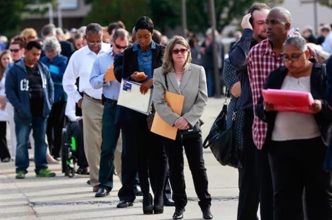 Người lao động chờ tìm việc tại hội chợ việc làm ở Uniondale, New York (Mỹ). Ảnh: Reuters/TTXVN