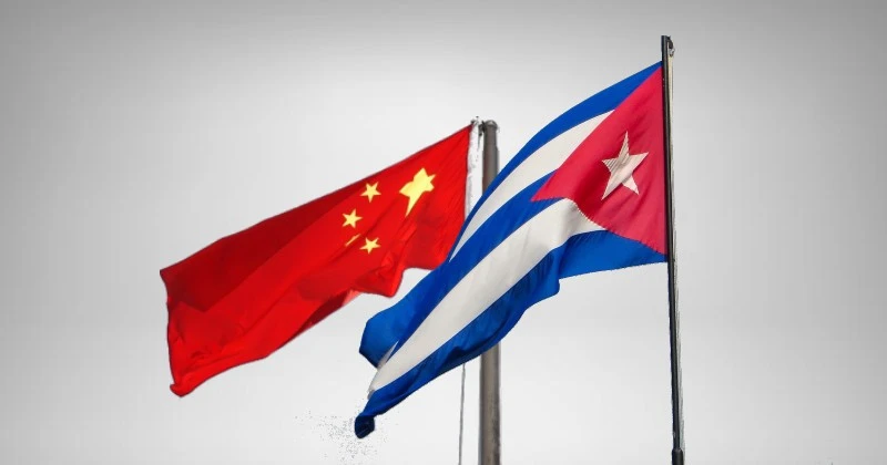 Quốc kỳ của Cuba và Trung Quốc.