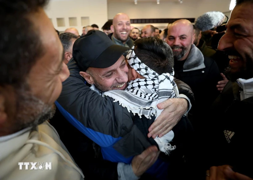 Tù nhân Palestine, được Israel trả tự do, đoàn tụ với thân nhân tại thành phố Ramallah, Bờ Tây. (Ảnh: THX/TTXVN)