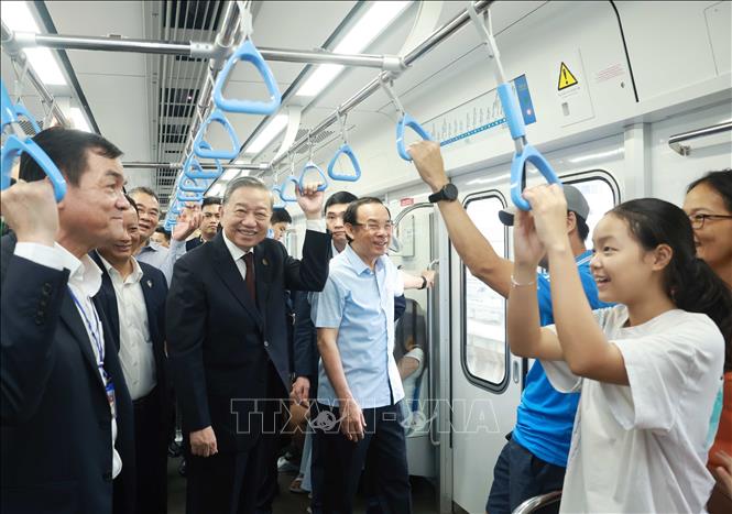 Tổng Bí thư Tô Lâm đi tàu Metro số 1 Bến Thành - Suối Tiên và trò chuyện với người dân. Ảnh: Thống Nhất/TTXVN