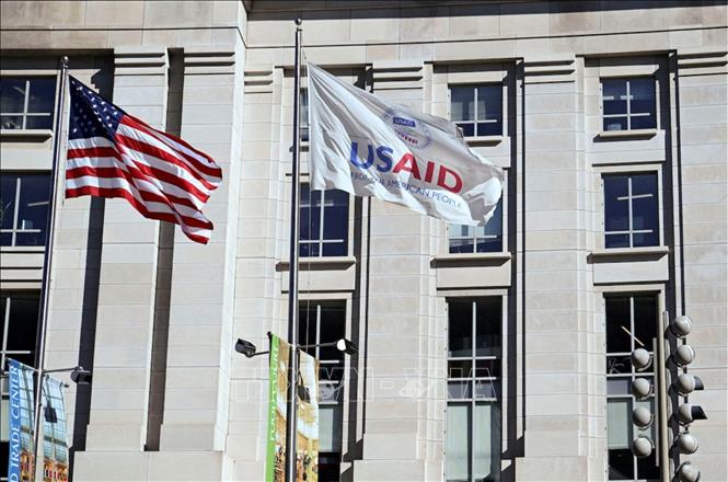 Quốc kỳ Mỹ và cờ của Cơ quan Phát triển Quốc tế Mỹ (USAID) tại trụ sở của USAID ở Washington, D.C. Ảnh: REUTERS/TTXVN