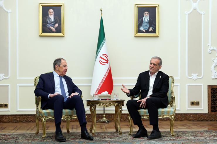 Tổng thống Masoud Pezeshkian (bên phải) và Ngoại trưởng Nga Sergey Lavrov (bên trái) tại Tehran, Iran, ngày 25-2-2025. Ảnh: Văn phòng Tổng thống Iran