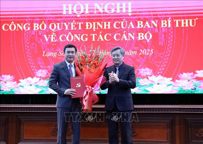 Trao quyết định cho ông Nguyễn Cảnh Toàn giữ chức Phó Bí thư Tỉnh ủy Lạng Sơn, nhiệm kỳ 2020 - 2025. 