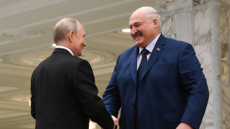 Tổng thống Liên bang Nga Vladimir Putin (bên trái) và Tổng thống Belarus Alexander Lukashenko bắt tay trước cuộc họp của Hội đồng Nhà nước Tối cao thuộc Nhà nước Liên minh Nga-Belarus vào ngày 6-12-2024. Ảnh: Sputnik