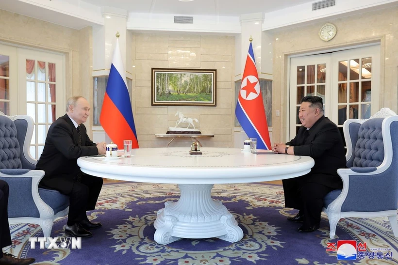 Tổng thống Nga Vladimir Putin (trái) và nhà lãnh đạo Triều Tiên Kim Jong-un ký hiệp ước về quan hệ Đối tác Chiến lược Toàn diện giữa hai nước ngày 19-6-2024. (Ảnh: Yonhap/TTXVN)