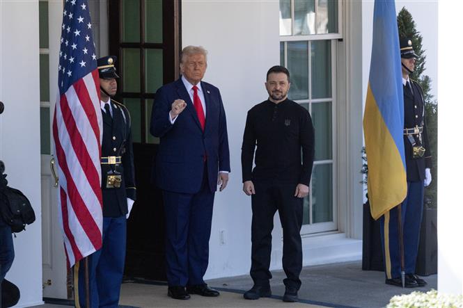 Tổng thống Mỹ Donald Trump (thứ 2, trái) đón Tổng thống Ukraine Volodymyr Zelensky tại Nhà Trắng, ngày 28-2-2025. Ảnh: THX/TTXVN