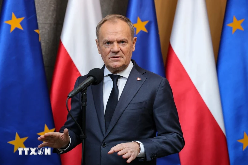 Thủ tướng Ba Lan Donald Tusk phát biểu tại cuộc họp báo ở Warsaw. (Ảnh: PAP/TTXVN)