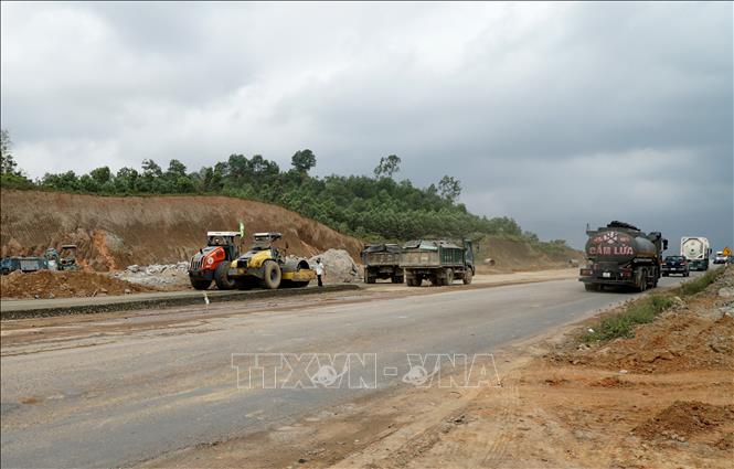 Các phương tiện lưu thông trên đoạn đường thuộc Dự án xây dựng đường cao tốc Hòa Liên - Túy Loan. Ảnh: Quốc Dũng/TTXVN