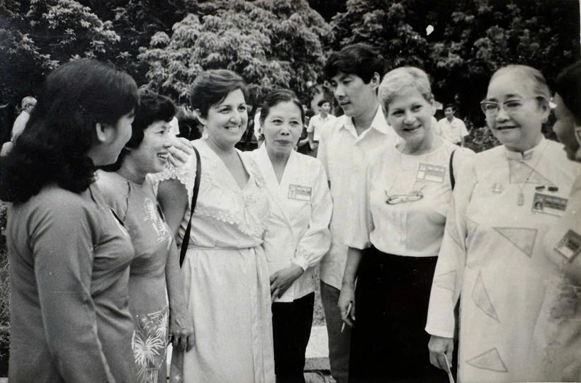 Nữ anh hùng Nguyễn Thị Định trò chuyện với Yolanda Ferrer và Tania Maceira (phó trưởng Ban Đối ngoại Trung ương Đảng Cộng sản Cubavà sau này là đại sứ Cuba tại Việt Nam) trong Đại hội VII Đảng Cộng sản Việt Nam vào năm1991.