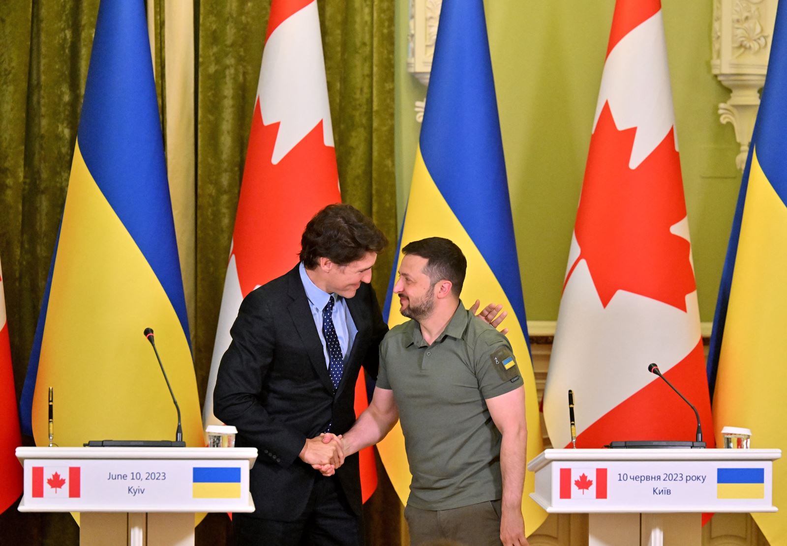 Tổng thống Ukraine Volodymyr Zelensky (phải) và Thủ tướng Canada Justin Trudeau tại cuộc họp báo chung ở Kiev ngày 10-6-2023. Ảnh: AFP/TTXVN