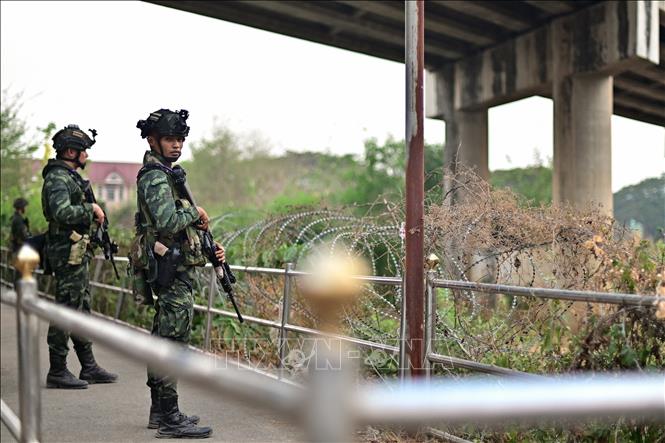 Binh sĩ Thái Lan gác gần cửa khẩu ở biên giới. Ảnh: AFP/TTXVN