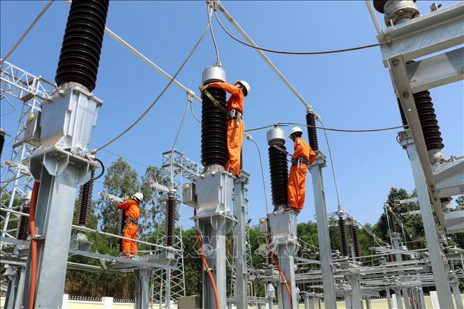 Kiểm tra các công trình điện 110kV tại các tỉnh miền Trung - Tây Nguyên. Ảnh: TTXVN phát