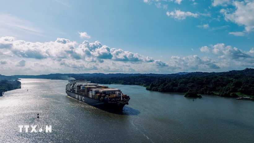 Tàu hàng di chuyển qua kênh đào Panama ở Panama City. (Ảnh: THX/TTXVN)