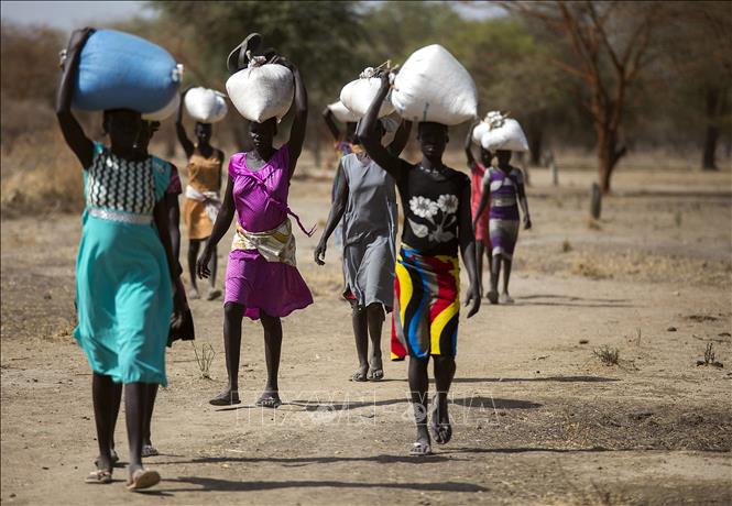 Người dân nhận thực phẩm cứu trợ tại Ngop, Nam Sudan. Ảnh: AFP/TTXVN