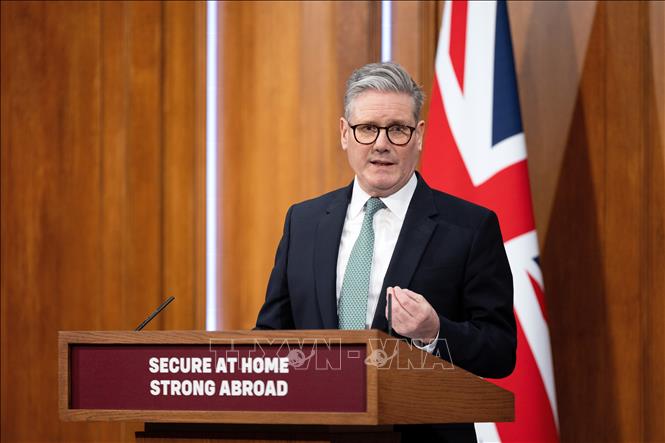 Thủ tướng Anh Keir Starmer trong cuộc họp báo tại London, ngày 25-2-2025. Ảnh: THX/TTXVN