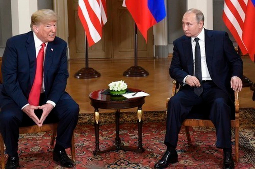 Tổng thống Nga Vladimir Putin (phải) và ông Donald Trump, khi đương chức Tổng thống Mỹ, tại cuộc gặp ở Helsinki, Phần Lan, ngày 16-7-2018. (Ảnh: THX/TTXVN)