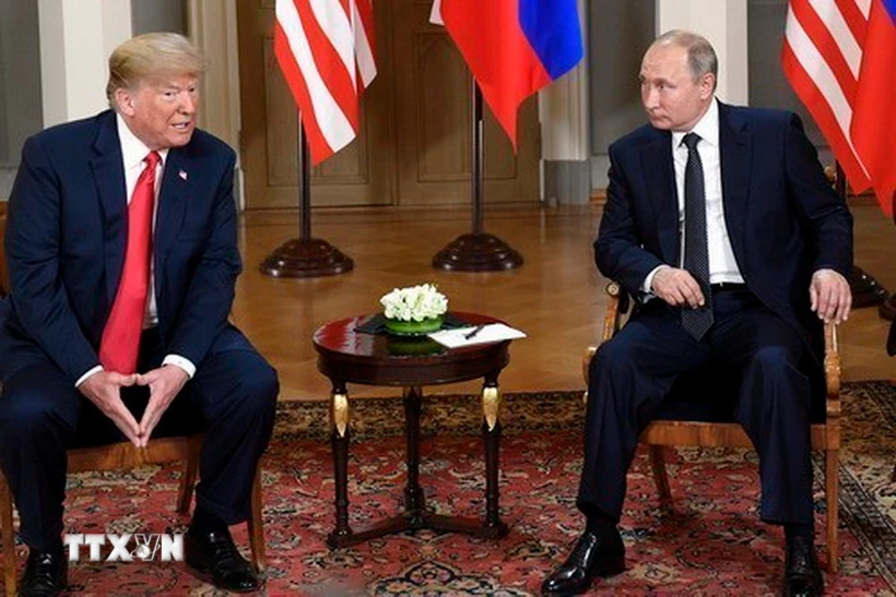 Tổng thống Mỹ Donald Trump (trái) trong cuộc gặp người đồng cấp Nga Vladimir Putin, tại Helsinki (Phần Lan) ngày 16-7-2018. (Ảnh: THX/TTXVN)