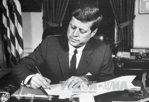 Tổng thống John F.Kennedy tại Nhà Trắng ở Thủ đô Washington, Mỹ ngày 24-10-1962. Ảnh tư liệu: AFP/TTXVN